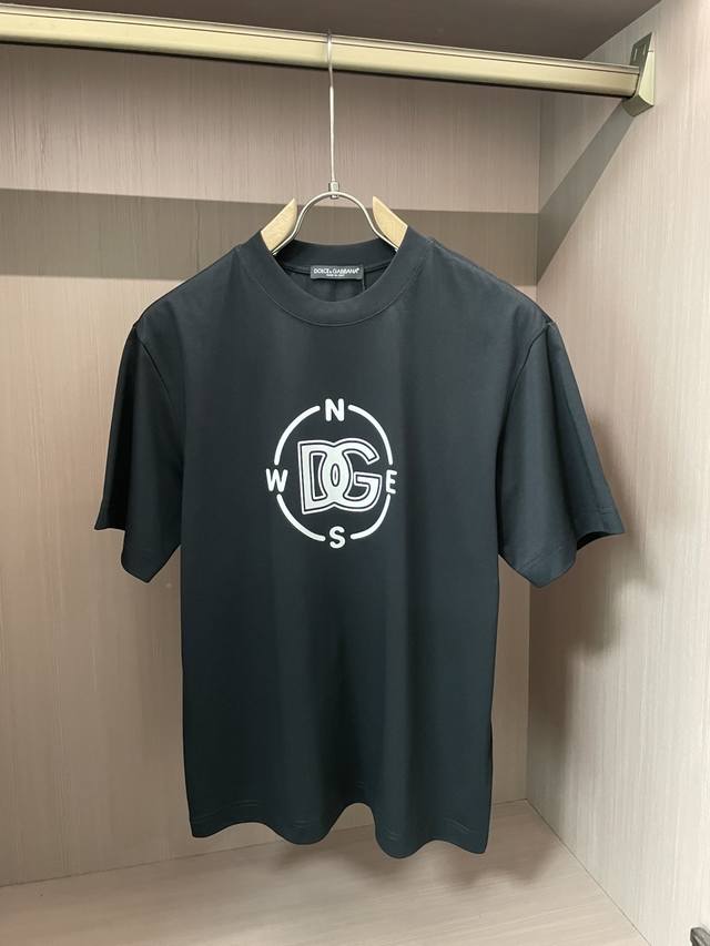 Dg 2025春夏新品，优选特定原版开发330支双股精棉平纹面料，上身挺阔舒适度佳，外穿内搭随意搭配，男女同款 尺码S-Xxxl