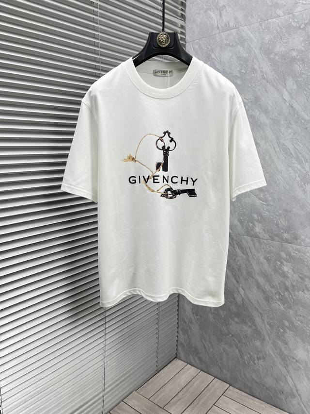 纪梵‘’2025Ss春夏最新款短袖T恤出货啦！！ 2025新款T恤 高版本专用面料 高克重 260G 纯棉面料 上身舒适不失挺阔 针脚刺绣工艺、数字印花、植绒工