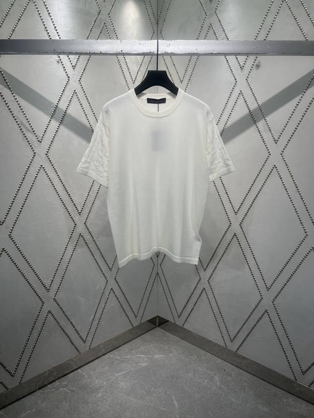 驴家 25Ss新款短袖圆领衫取材柔软棉质针织，为衣袖铺陈 Monogram 提花凸纹，成就各式造型的叠搭之选。 码数：Xs.S.M.L.