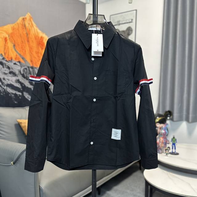 Thom Browne 秋冬男士舒适时尚百搭长袖衬衫 顶级版本经典Tb手臂织带衬衫 衣服选用百分之百进口全棉高密度牛津纺面料，亲肤透气，棉可以分为不同形式的全棉
