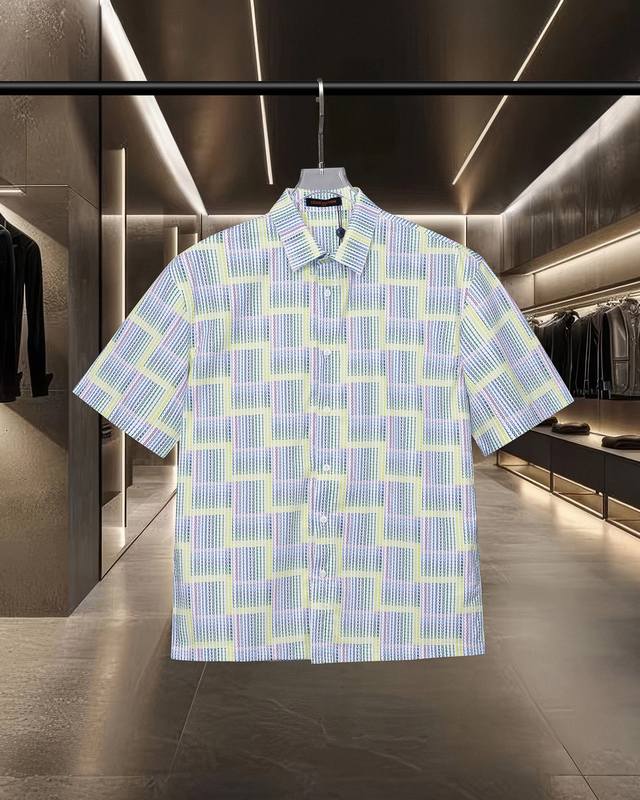 Lv 路易威登爆款来袭 2025新款限定彩虹渐变格纹波浪数码印花短袖衬衫 2025Ss官网新款短袖 衬衫 衬衣，精美数码印花Logo 高端版本，专柜定制面料 透