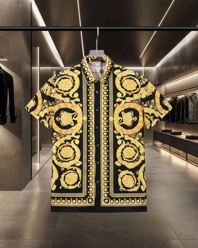 Versace 范思哲 爆款来袭 美杜莎宫廷风数码印花短袖衬衫 2025Ss官网新款短袖 衬衫 衬衣，精美印花Logo 高端版本，专柜定制面料 透气舒适度高，精