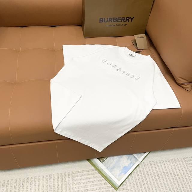 重磅洗水高版本 巴宝莉Burberry 25Ss早春新款 立体刺绣战马字母Logo短袖圆领T恤 男女同款 轻奢高级，百搭又显瘦 320克重磅高克重洗水面料 男女