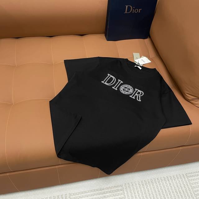 重磅洗水高版本 Dior迪奥 25Ss早春新款 精品刺绣字母Logo短袖圆领T恤 男女同款 轻奢高级，百搭又显瘦 320克重磅高克重洗水面料 男女都可轻松驾驭！