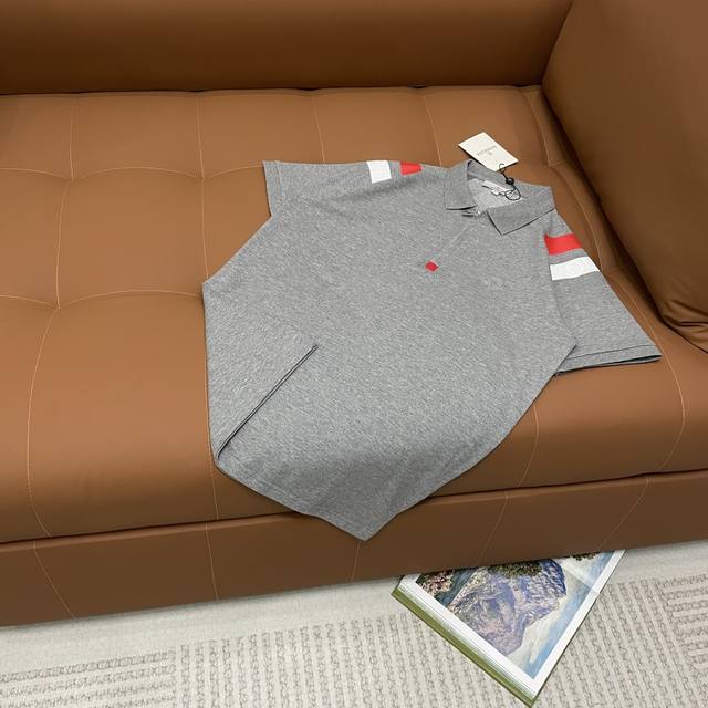 高版本Polo系列 Moncler 蒙口 基础百搭Polo衫系列 男女同款 260克纯棉珠地料子 这款高颜值Polo衫女生穿上都好看 回头率满满 感觉直接拿捏住