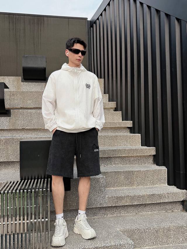 新款防晒服，穿着性极高，百搭款！定制防晒面料具有良好的透气性，手感软糯舒适，款式简约而时尚，上身效果挺括有型。穿着起来更加高级，防晒面料不仅能遮挡紫外线对皮肤造
