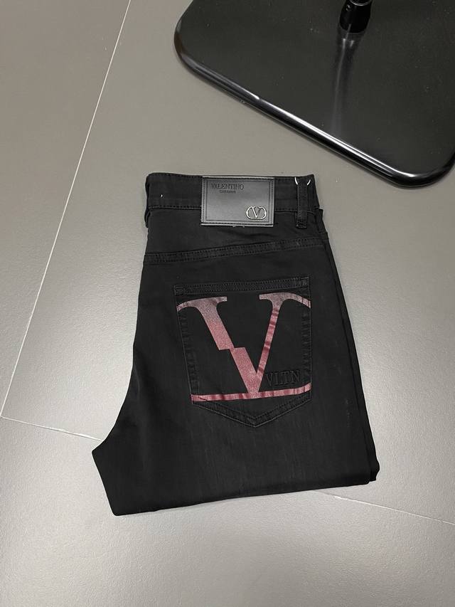 Valentino华伦天奴独家专供新款休闲牛仔裤高端版本！专柜定制面料 透气舒适度高，细节无可挑剔，品牌元素设计理念，体现高品质。手感细腻柔软！呈现休闲裁剪，上