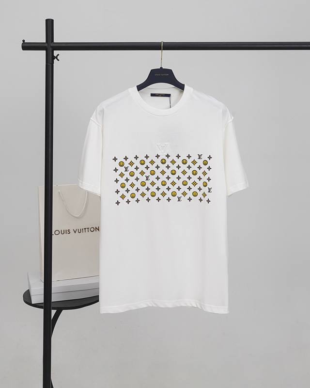 顶级版本.官网品质 Louis Vuitton*路易威登 Lv 25Ss 笑脸Logo浮雕印花短袖T恤 采用原板独家定制260克32支双莎纯棉面料 质感非常柔软
