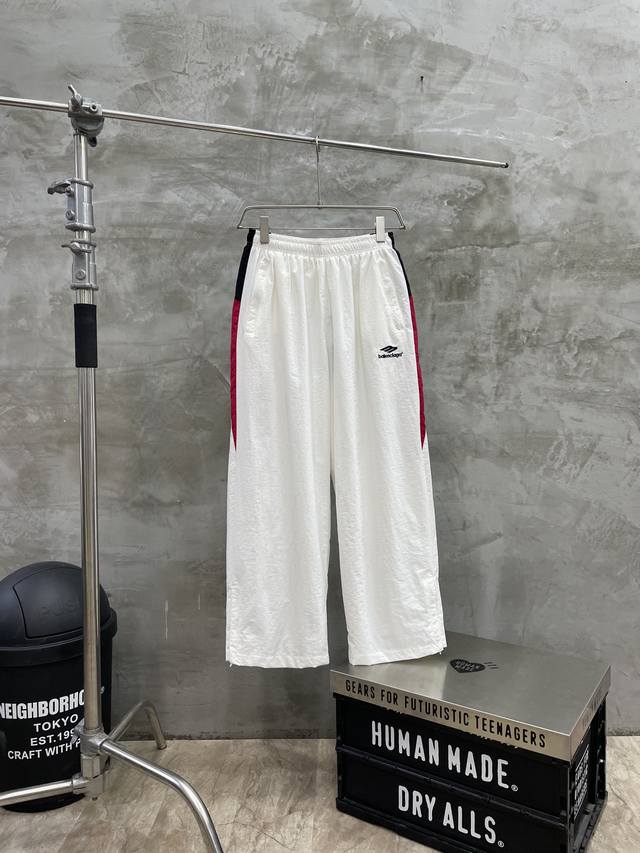 款号#S515 Balenciaga 巴黎世家23Fw 70走秀款3B白红巴黎拼接运动校服冲锋衣风衣夹克外套裤子套装 定制再生尼龙面料 轻微压皱工艺 面料经过防