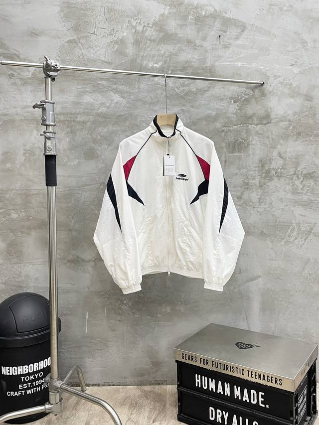 款号#S514 Balenciaga 巴黎世家23Fw 70走秀款3B白红巴黎拼接运动校服冲锋衣风衣夹克外套裤子套装 定制再生尼龙面料 轻微压皱工艺 面料经过防