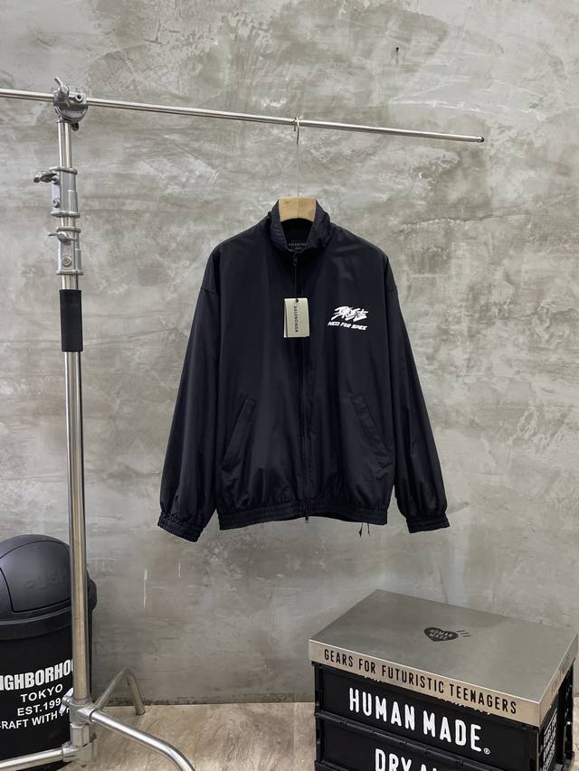 款号#S510 巴黎世家 Balenciaga 联名极品飞车集结冲锋衣夹克外套裤子套装 原版开模 定制消光塔丝隆冲锋衣面料 防水涂层工艺 内里采用四面弹锦纶里布