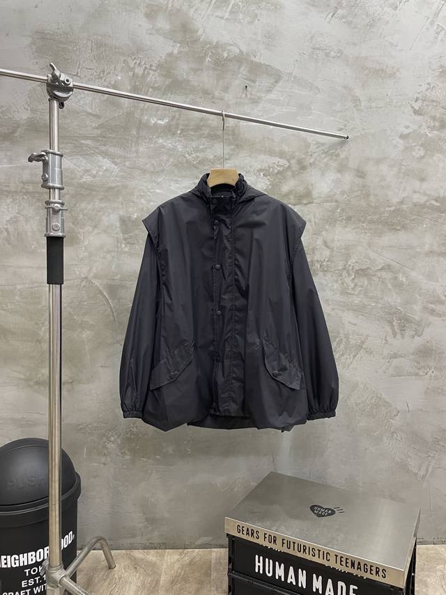 款号#S497 Balenciaga 巴黎世家 Blcg 24Ss 大廓形袖子可拆卸冲锋衣夹克外套 巴黎时装周高定走秀款 袖子可拆卸设计 一衣两穿 不同风格 采