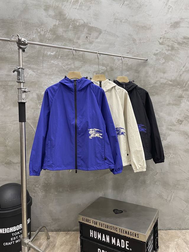 款号#S496 巴宝莉 Burberry 24Fw 激光镂刻战马防水连帽高品质夹克外套 正确版本 采用定织定染7×7提花暗格梭织面料 4级防泼水涂层工艺 内里采
