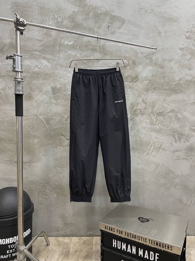 款号#S494 Balenciaga 巴黎世家 24Ss 前后经典Logo刺绣立领夹克外套套装裤子 定制尼龙面料 经过防水涂层工艺 内里采用三级聚酯鸟眼网布 侧
