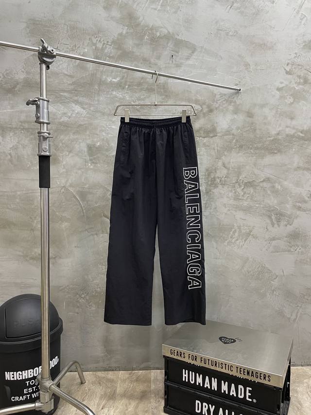 款号#S492 Balenciaga 巴黎世家24Ss走秀款 镂空刺绣巴黎运动风夹克套装裤子 面料采用定制再生尼龙 轻微压皱工艺 经过防水涂层工艺 内里采用三级