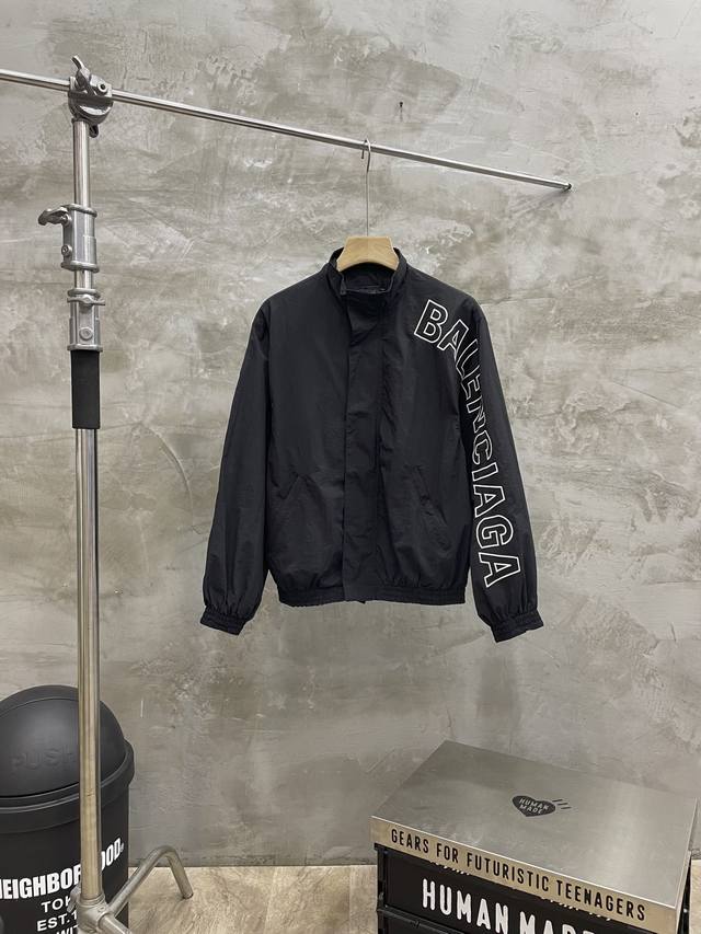 款号#S491 Balenciaga 巴黎世家24Ss走秀款 镂空刺绣巴黎运动风夹克套装外套 面料采用定制再生尼龙 轻微压皱工艺 经过防水涂层工艺 内里采用三级