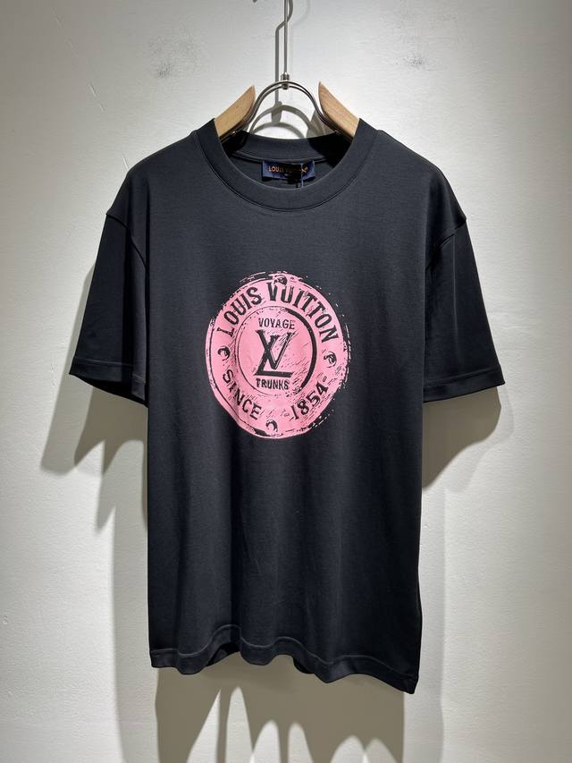 Louisvuitt*路易*登 2025春夏全新系列单品上线，非常时髦前卫的一款男女同款短袖T恤，标识Logo图案印花修饰！区别于以往的不同，宣示品牌传承多年的