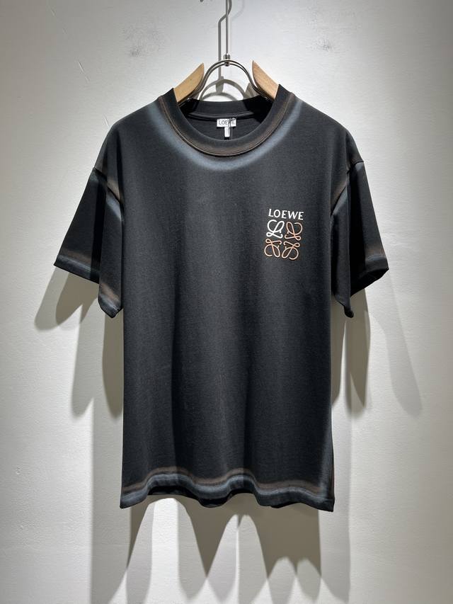 Loe*We罗*威 2025春夏新款男女同款短袖T恤，意大利原厂订单渠道，极具个性高级风，标志Logo图案压胶印花工艺设计！情侣款纯棉短袖T恤！！最新时尚潮流人