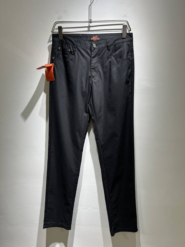 Herm*S 爱*仕 2025春夏男士高端休闲裤 海外贸易公司渠道订单 ！男士休闲修身直筒休闲裤！上海恒隆店在售！高级、简约，工艺和用料方面都颇为考究，对于品质