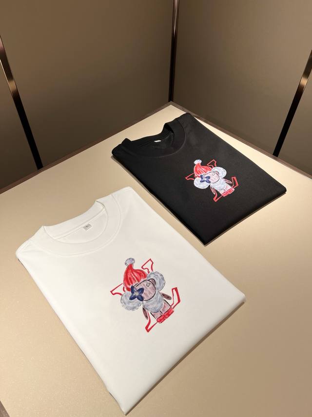 Louisvuitt*路易*登 2025春夏全新系列单品上线，非常时髦前卫的一款男女同款短袖T恤，标识Logo图案印花修饰！区别于以往的不同，宣示品牌传承多年的