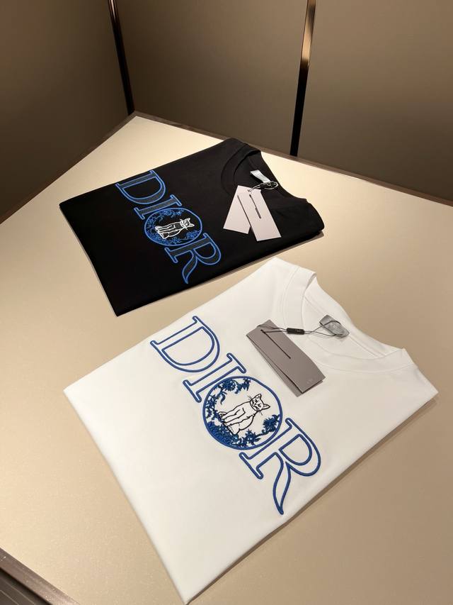 Dio*迪家 2025春夏新款男女同款短袖T恤，专柜同步发售！定制专属260克纯棉面料，定制原版工艺螺纹，胸前Logo图案刺绣工艺设计！简约大方，从容百搭，档次