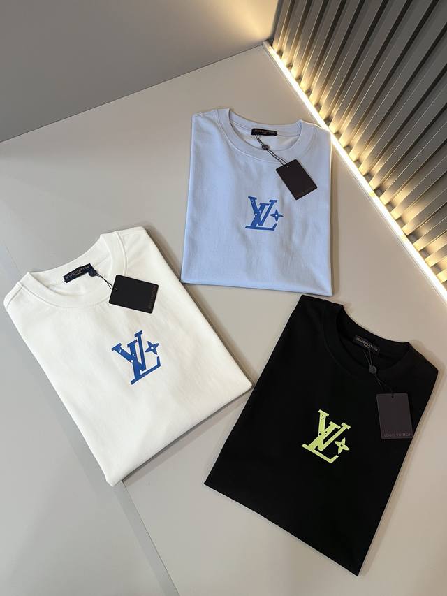 Louisvuitt*路易*登 2025春夏全新系列单品上线，非常时髦前卫的一款男女同款短袖T恤，标识Logo图案印花修饰！区别于以往的不同，宣示品牌传承多年的