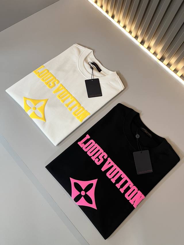 Louisvuitt*路易*登 2025春夏全新系列单品上线，非常时髦前卫的一款男女同款短袖T恤，标识Logo图案印花修饰！区别于以往的不同，宣示品牌传承多年的