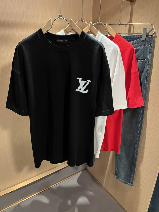 Louisvuitt*路易*登 2025春夏全新系列单品上线，非常时髦前卫的一款男女同款短袖T恤，标识Logo图案印花修饰！区别于以往的不同，宣示品牌传承多年的
