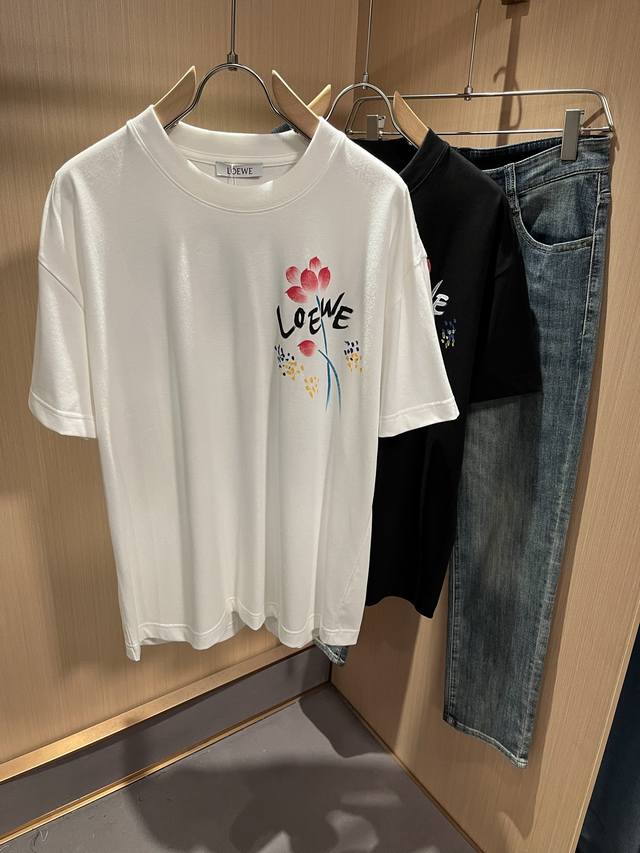 Loe*We罗*威 2025春夏新款男女同款短袖T恤，意大利原厂订单渠道，极具个性高级风，标志Logo图案印花工艺设计！情侣款纯棉短袖T恤！！最新时尚潮流人气产