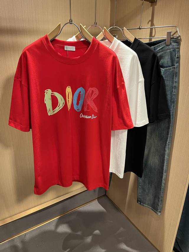 Dio*迪家 2025春夏新款男女同款短袖T恤，专柜同步发售！定制专属260克纯棉面料，定制原版工艺螺纹，胸前Logo图案印花工艺设计！简约大方，从容百搭，档次