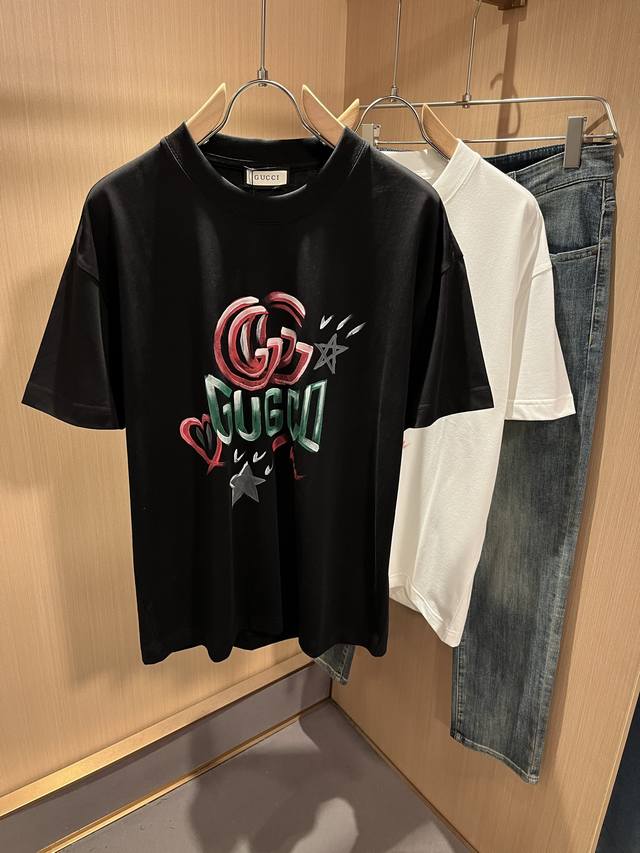 Gucc*古家 2025春夏新款男女同情侣款休闲宽松棉质圆领短袖T恤衫！贸易公司渠道稀出，同步官网发售 ！ 2025春夏最新系列，经典时尚设计元素，为全新系列注