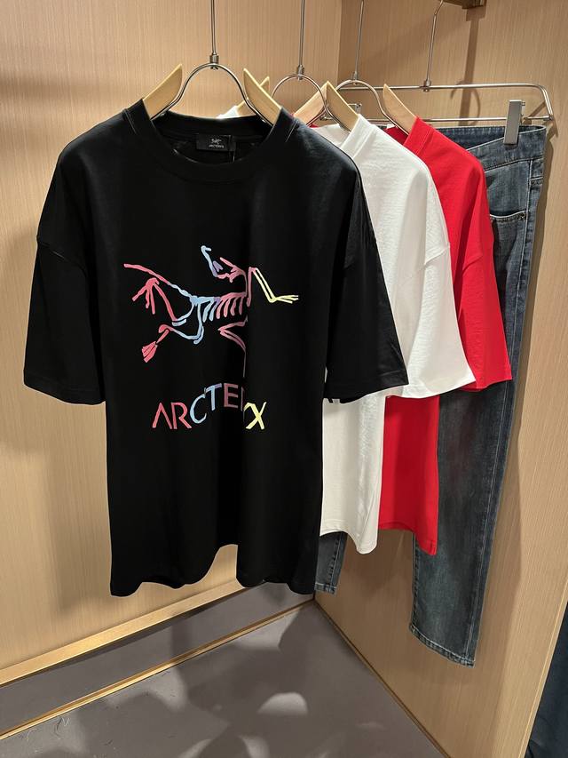 Arcter*X始*祖鸟 2025春夏新款男女同款休闲短袖T恤，户外品牌可能大家第一想到的就是加拿大鹅、始祖鸟。给人一种标签试的感觉！除了在款式设计上颇有造诣之