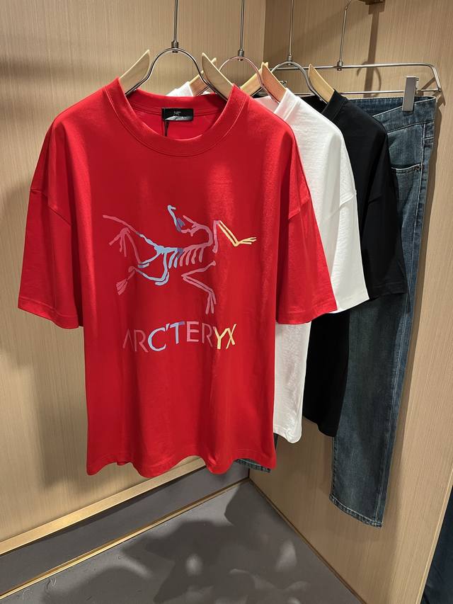 Arcter*X始*祖鸟 2025春夏新款男女同款休闲短袖T恤，户外品牌可能大家第一想到的就是加拿大鹅、始祖鸟。给人一种标签试的感觉！除了在款式设计上颇有造诣之