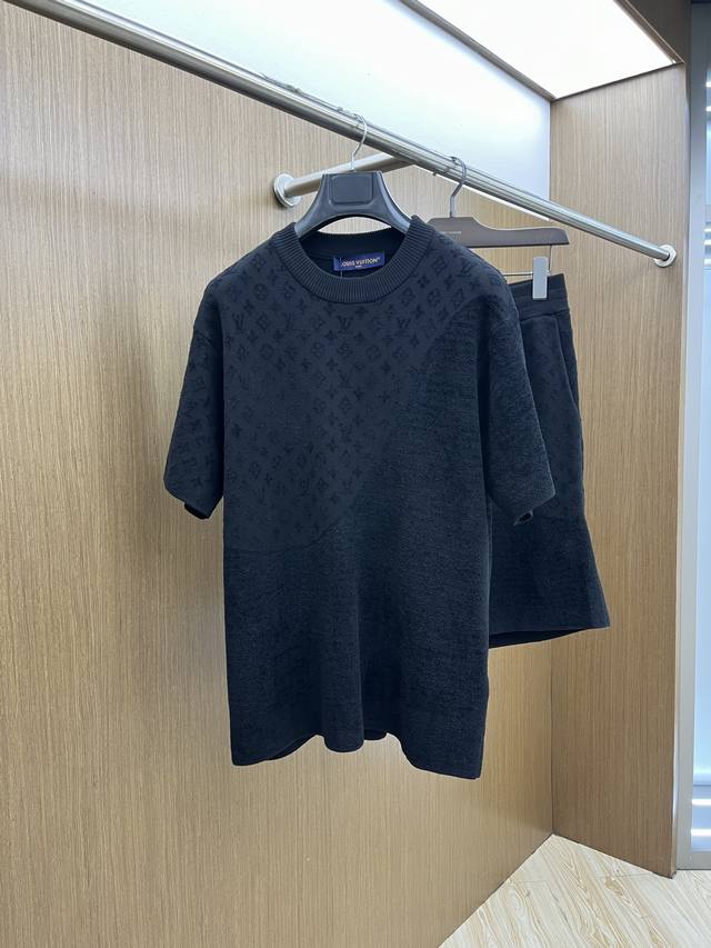 Lv 新款光栅效果提花针织，采用定制纱线，本款棉质针织浸染雅致色调，为全幅 Monogram 提花图案融入渐变条纹，以瞩目光栅效果彰显路易威登精湛匠艺。深邃饰边
