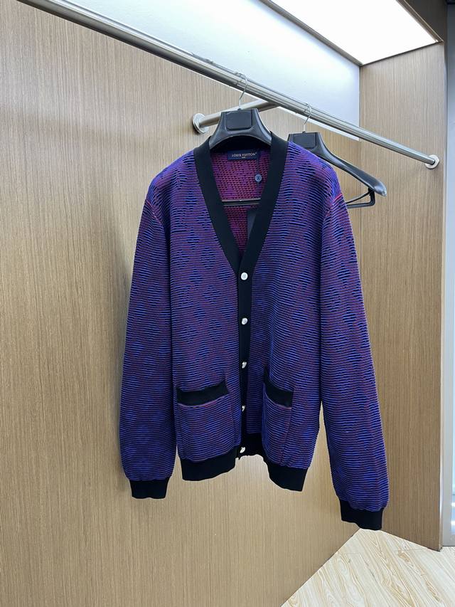Lv 25新款光栅效果提花针织，采用定制纱线，本款棉质针织浸染雅致色调，为全幅 Monogram 提花图案融入渐变条纹，以瞩目光栅效果彰显路易威登精湛匠艺。深邃