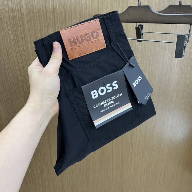 Boss 2540Ss春夏新品，官网同步有售，男士高端商务休闲西裤，高端进口面料，带弹力，后面采用硅胶字母压胶，五搭配，即经典又时尚，合体裁缝，上身效果无约束感