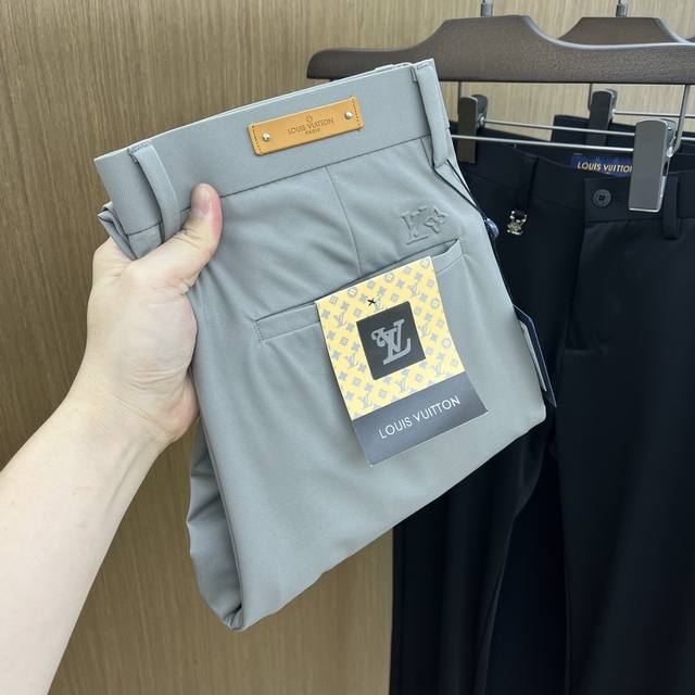 Lv 2540Ss春夏新品，官网同步有售，男士高端商务休闲西裤，高端进口面料，带弹力，后面采用硅胶字母压胶，五搭配，即经典又时尚，合体裁缝，上身效果无约束感 ，