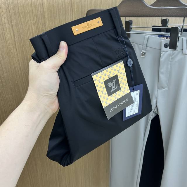 Lv 2540Ss春夏新品，官网同步有售，男士高端商务休闲西裤，高端进口面料，带弹力，后面采用硅胶字母压胶，五搭配，即经典又时尚，合体裁缝，上身效果无约束感 ，