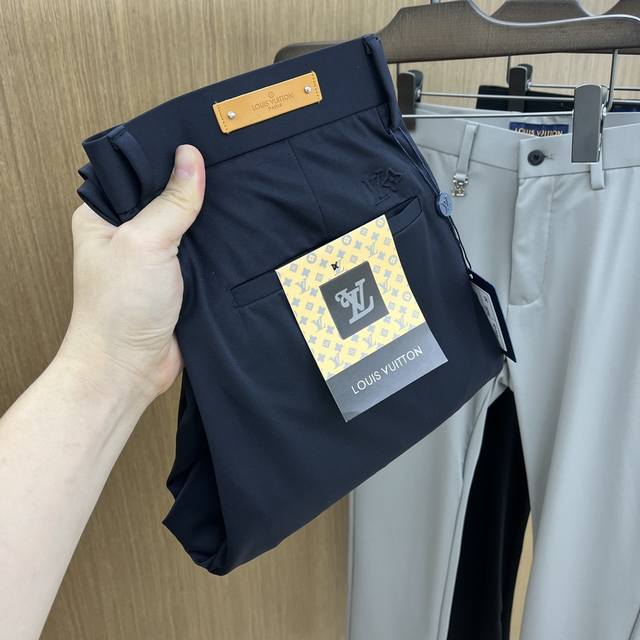 Lv 2540Ss春夏新品，官网同步有售，男士高端商务休闲西裤，高端进口面料，带弹力，后面采用硅胶字母压胶，五搭配，即经典又时尚，合体裁缝，上身效果无约束感 ，