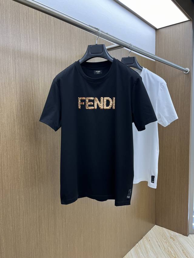 Fd 高端定制 25春夏新品印花圆领打底短袖T恤，正面胸前缀饰品牌字母设计，打造男士基本款单品，为男士衣橱注入新意。采用柔软棉质双面针织长绒棉+莫代尔棉面料制成