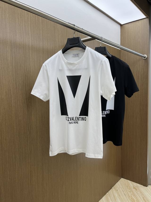 Vltn 高端定制 25春夏新品印花圆领打底短袖T恤，正面胸前缀饰品牌字母设计，打造男士基本款单品，为男士衣橱注入新意。采用柔软棉质双面针织长绒棉+莫代尔棉面料