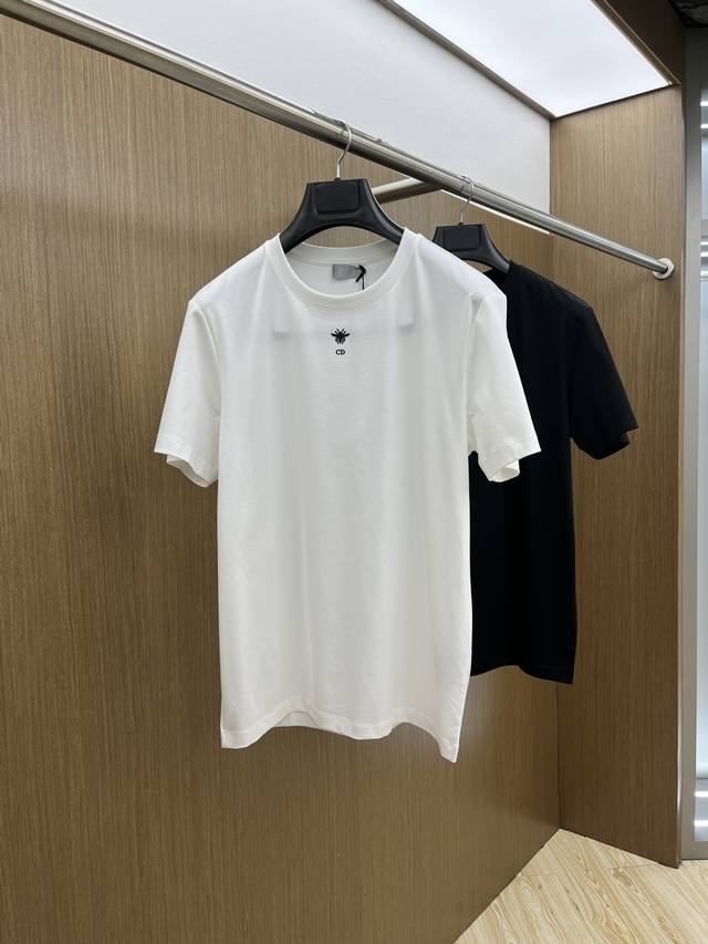 Cd 高端定制 25春夏新品印花圆领打底短袖T恤，正面胸前缀饰品牌字母设计，打造男士基本款单品，为男士衣橱注入新意。采用柔软棉质双面针织长绒棉+莫代尔棉面料制成