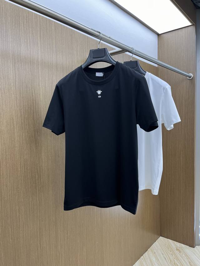 Cd高端定制 25春夏新品印花圆领打底短袖T恤，正面胸前缀饰品牌字母设计，打造男士基本款单品，为男士衣橱注入新意。采用柔软棉质双面针织长绒棉+莫代尔棉面料制成，