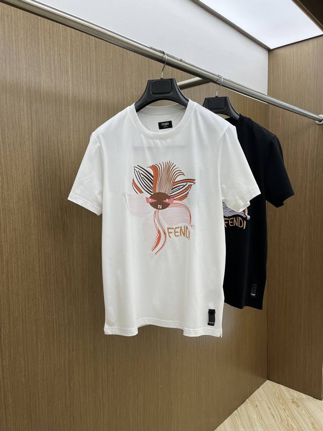 Fd高端定制 25春夏新品印花圆领打底短袖T恤，正面胸前缀饰品牌字母设计，打造男士基本款单品，为男士衣橱注入新意。采用柔软棉质双面针织长绒棉+莫代尔棉面料制成，
