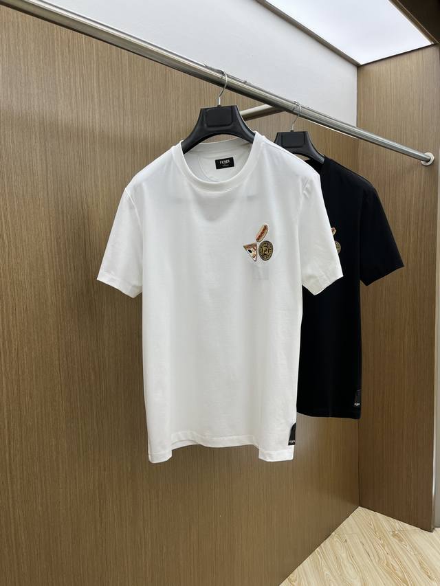 Fd 高端定制 25春夏新品印花圆领打底短袖T恤，正面胸前缀饰品牌字母设计，打造男士基本款单品，为男士衣橱注入新意。采用柔软棉质双面针织长绒棉+莫代尔棉面料制成