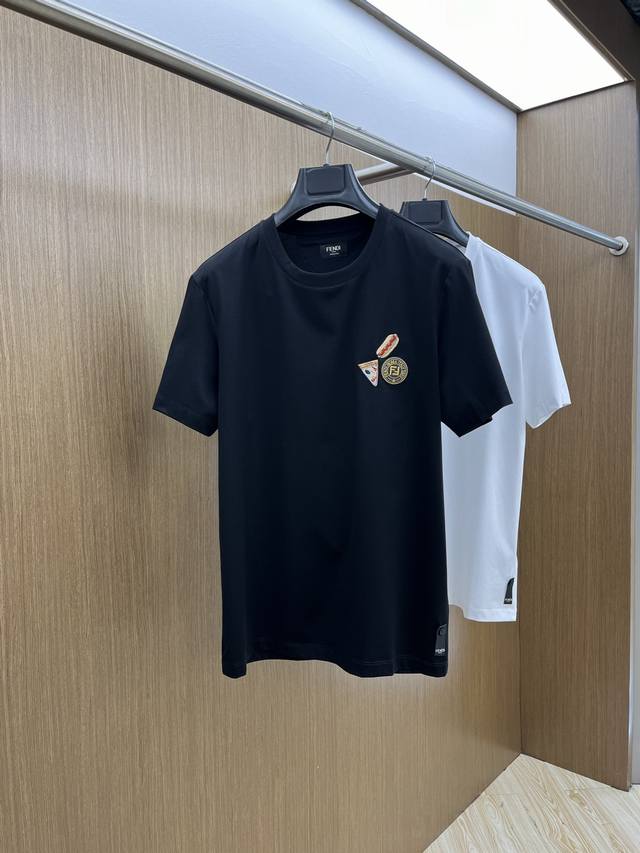 Fd高端定制 25春夏新品印花圆领打底短袖T恤，正面胸前缀饰品牌字母设计，打造男士基本款单品，为男士衣橱注入新意。采用柔软棉质双面针织长绒棉+莫代尔棉面料制成，