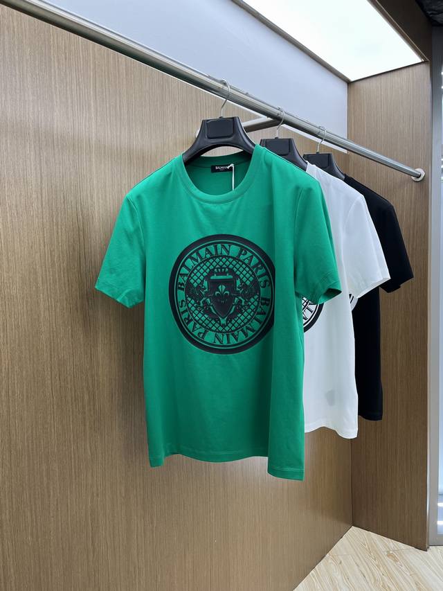 Bam 高端定制 25春夏新品印花圆领打底短袖T恤，正面胸前缀饰品牌字母设计，打造男士基本款单品，为男士衣橱注入新意。采用柔软棉质双面针织长绒棉+莫代尔棉面料制