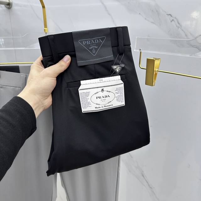Prada 普拉达 2025春夏新品休闲裤西裤，官网同步发售，裤身工艺设计，进口客供辅料、面料定制，代工厂P出品免检！每个细节做到极致，原版五金配件，潮范十足、
