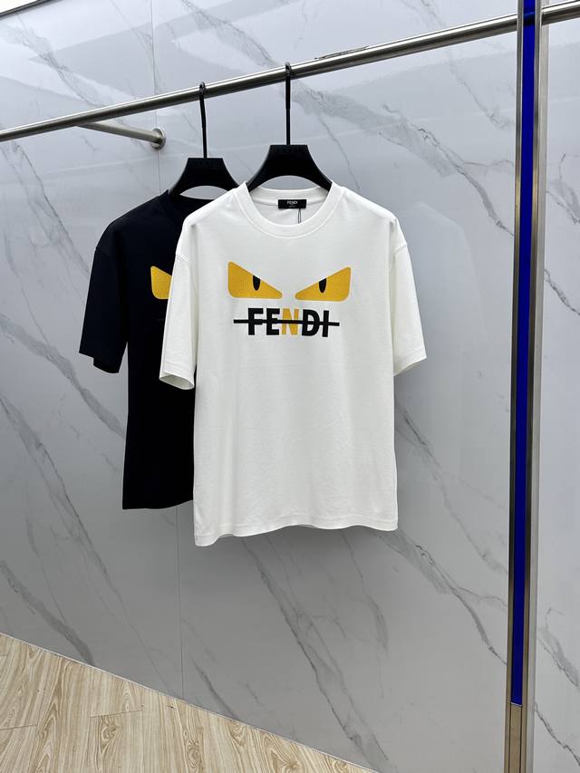 Fendi*芬 迪 2025Fw春夏新品圆领打底外穿T恤，立体感Logo常规半袖纯棉打底T恤，柔软而有韧性。工艺处理，韧性和抗皱性能得到大幅度提高。剪裁到位，胸