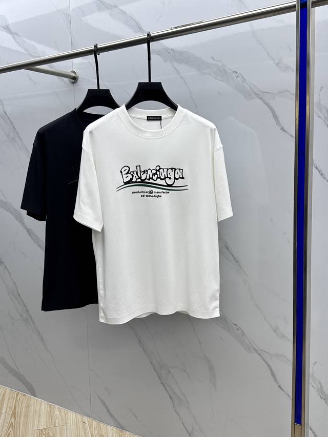 Balenciag*巴黎 2025Fw春夏新品圆领打底外穿T恤，立体感Logo常规半袖纯棉打底T恤，柔软而有韧性。工艺处理，韧性和抗皱性能得到大幅度提高。剪裁到